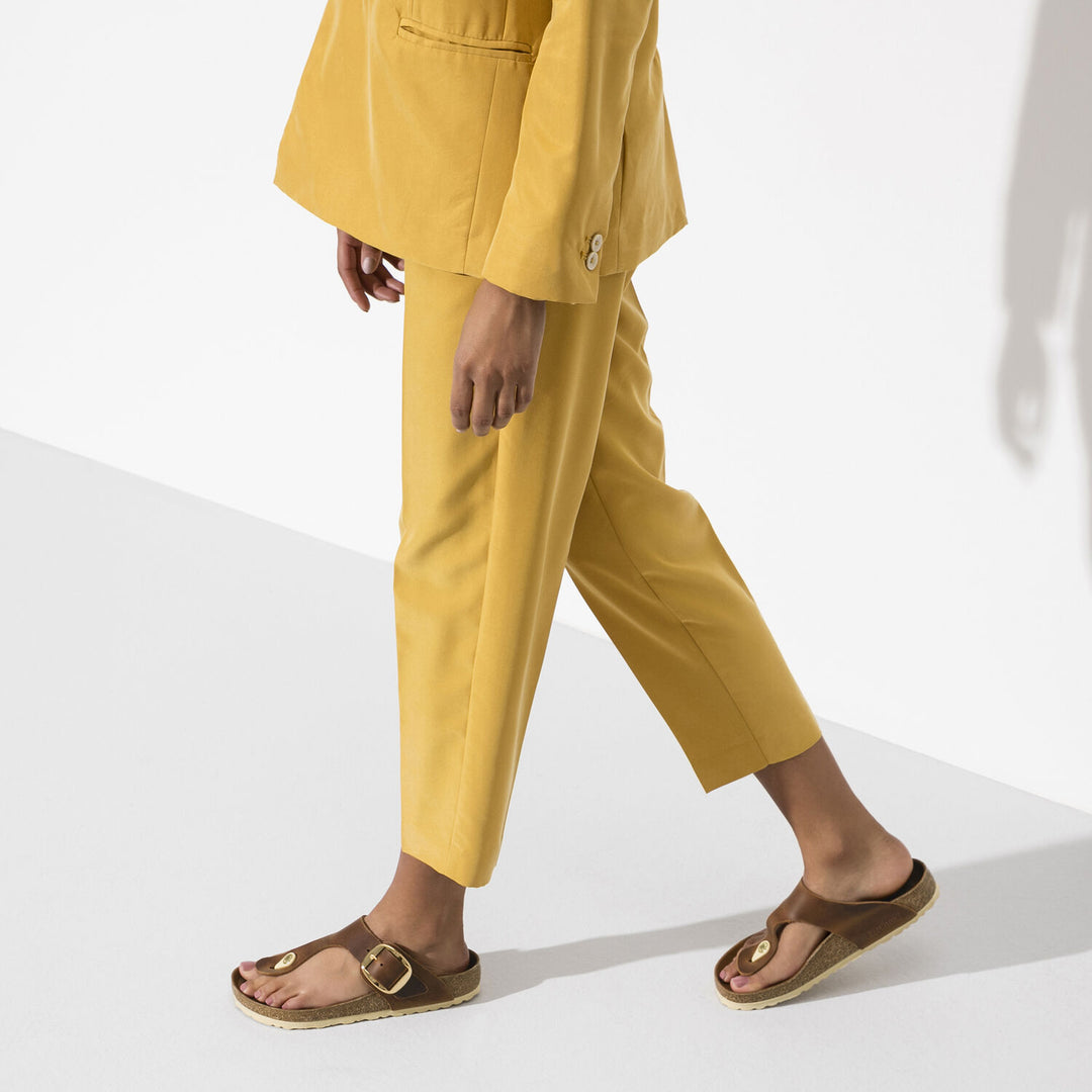 BIRKENSTOCK Gizeh Big Buckle Oiled Leather Cognac LIfestyle