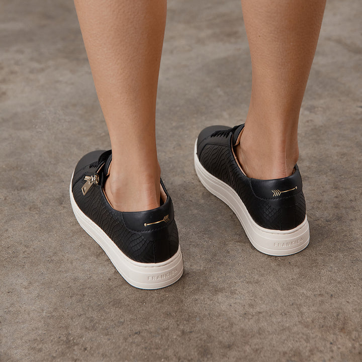Billie II Black Emboss