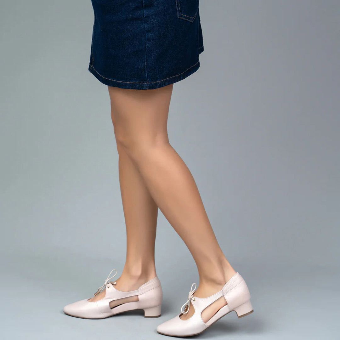 NAKED ARCHES Peppa Nude Model