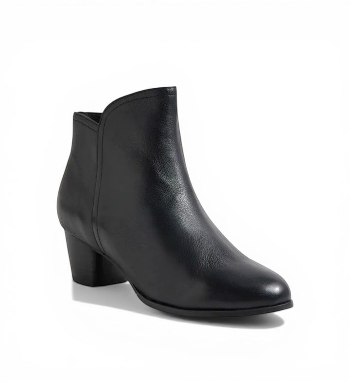 House of Florian Gebben W Black leather ankle boots with a V-shaped topline and block heel. Comfortable and supportive.
