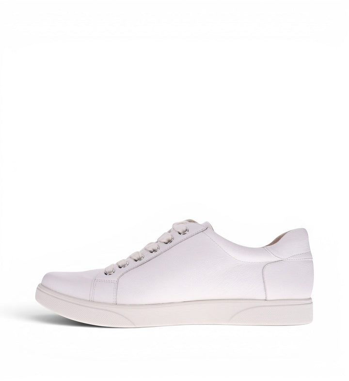 House of Florian Brisbane W White leather low-top sneakers with lace-up closure and white sole.