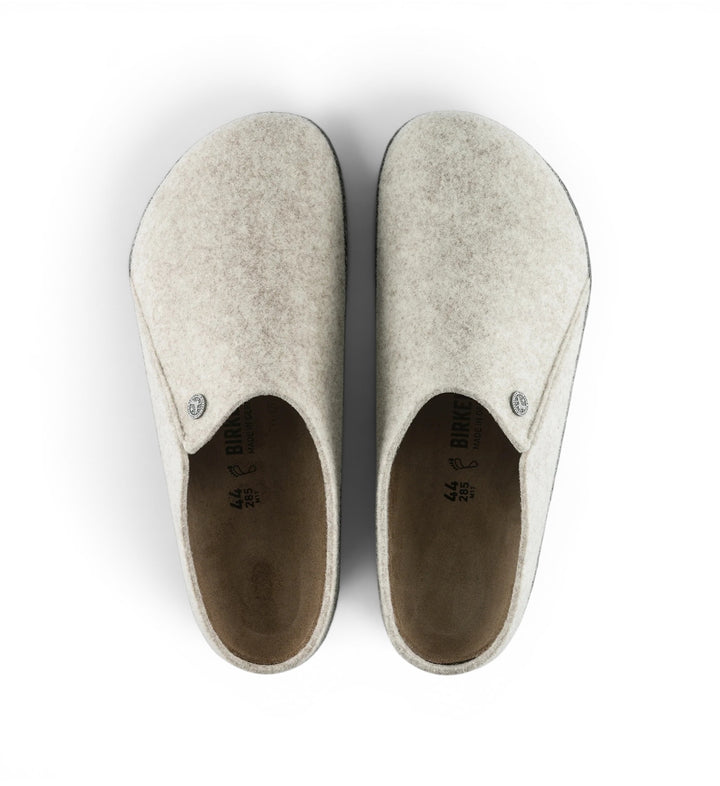 House of Florian Zermatt wool felt slippers in eggshell colour. Comfortable slip-on design with a round toe and subtle brand emblem.