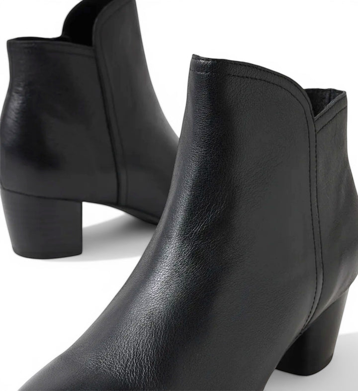 House of Florian Gebben W Black leather ankle boots with a pointed toe and block heel. Features a V-cut shaft for sophisticated appeal.